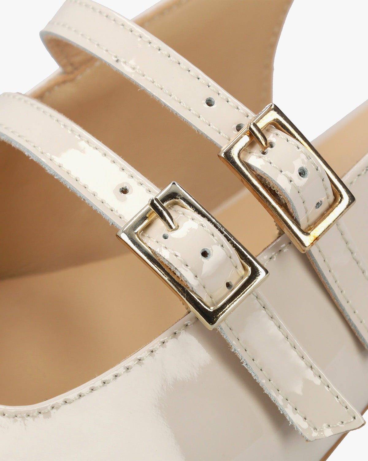 Ballerina flat with heel in off-white patent leather