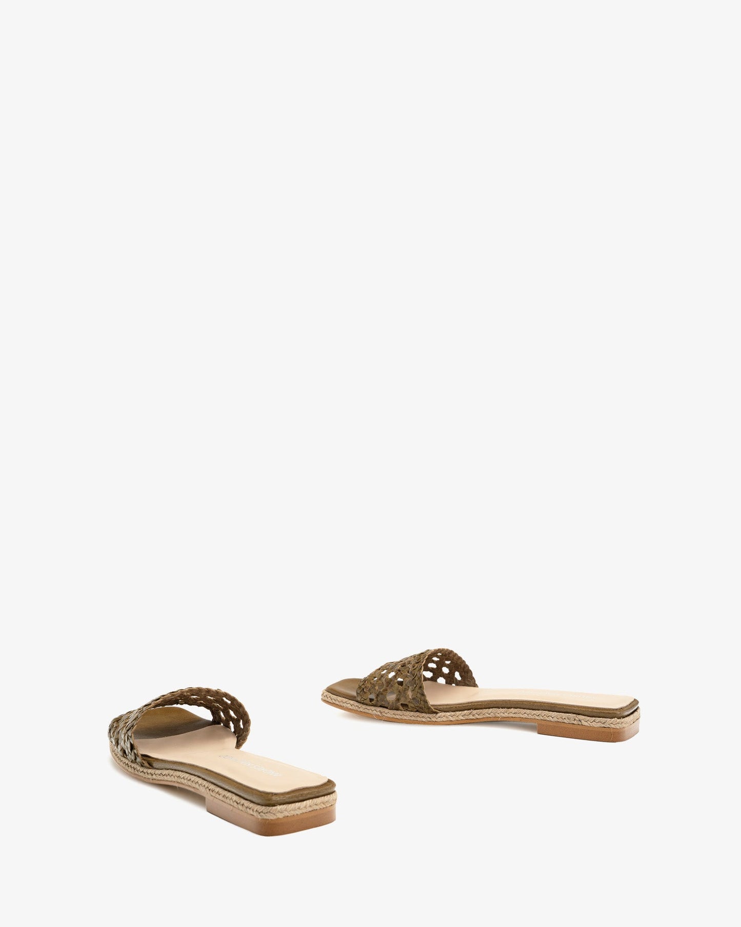 Flat sandal in braided khaki leather
