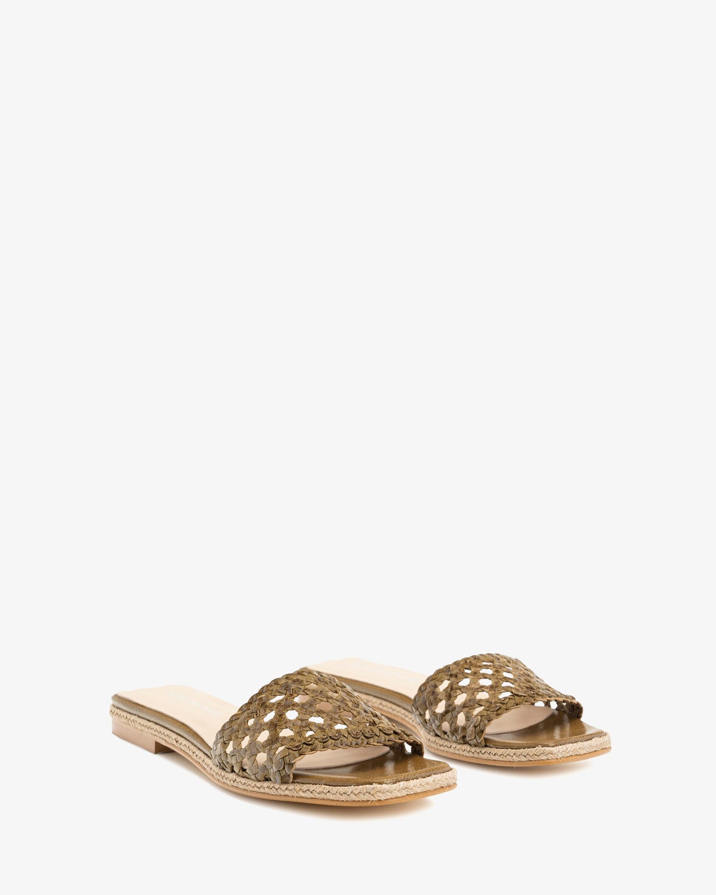 Flat sandal in braided khaki leather
