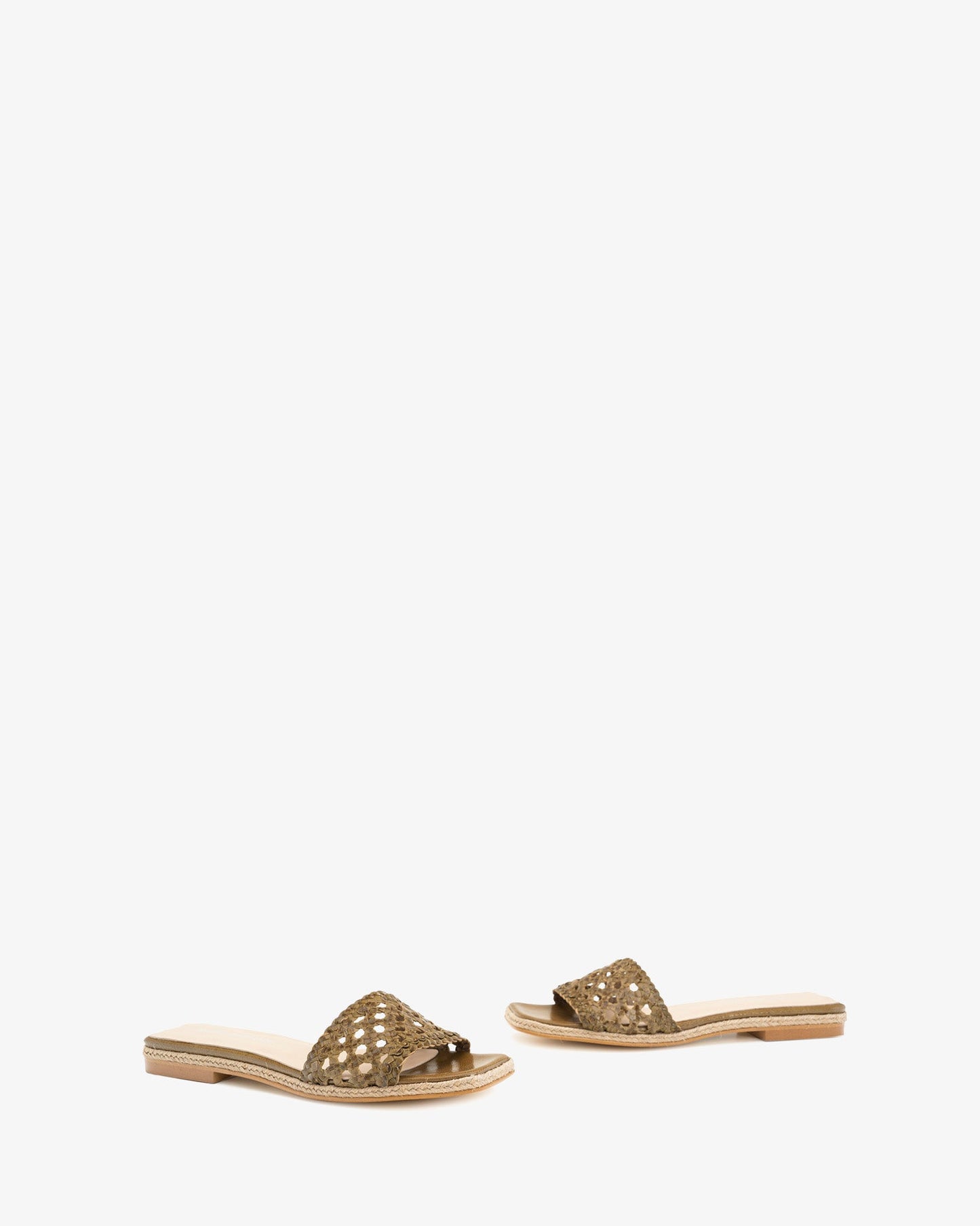 Flat sandal in braided khaki leather