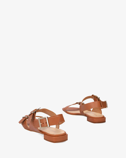 Flat sandal in camel leather