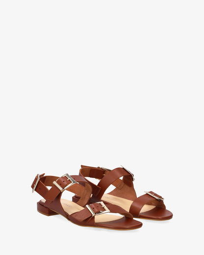 Flat sandal in brown leather