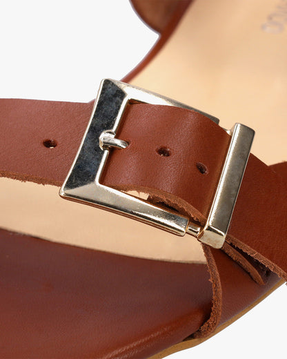 Flat sandal in brown leather