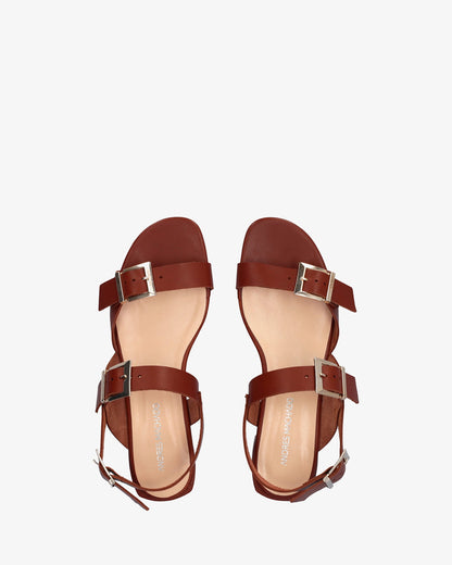 Flat sandal in brown leather