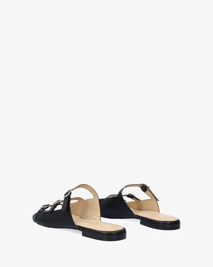 Flat sandal in black leather