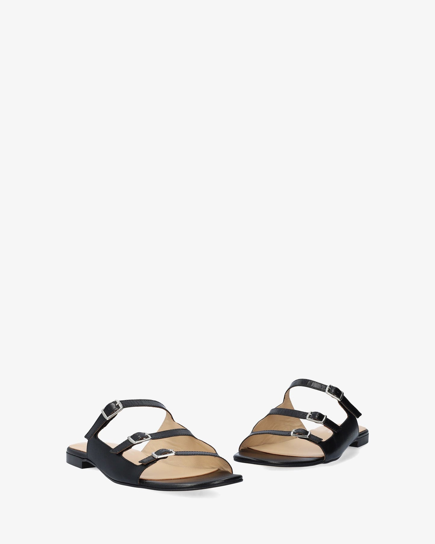 Flat sandal in black leather
