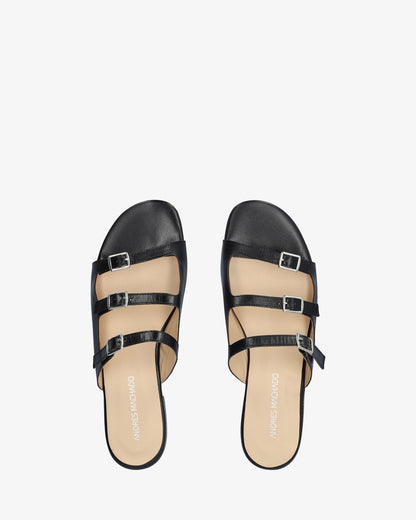 Flat sandal in black leather