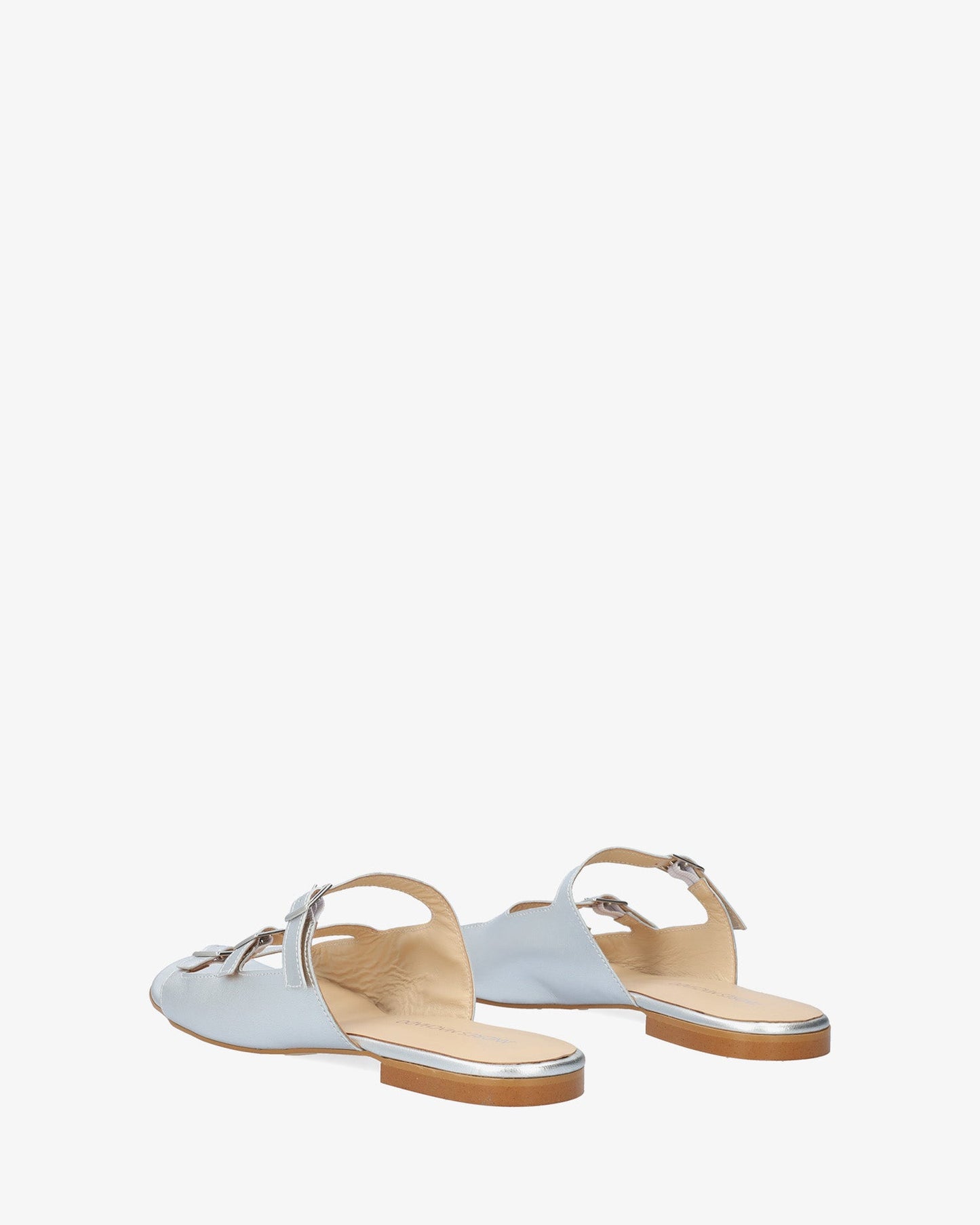 Sandalia plana en piel plata