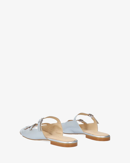 Sandalia plana en piel plata