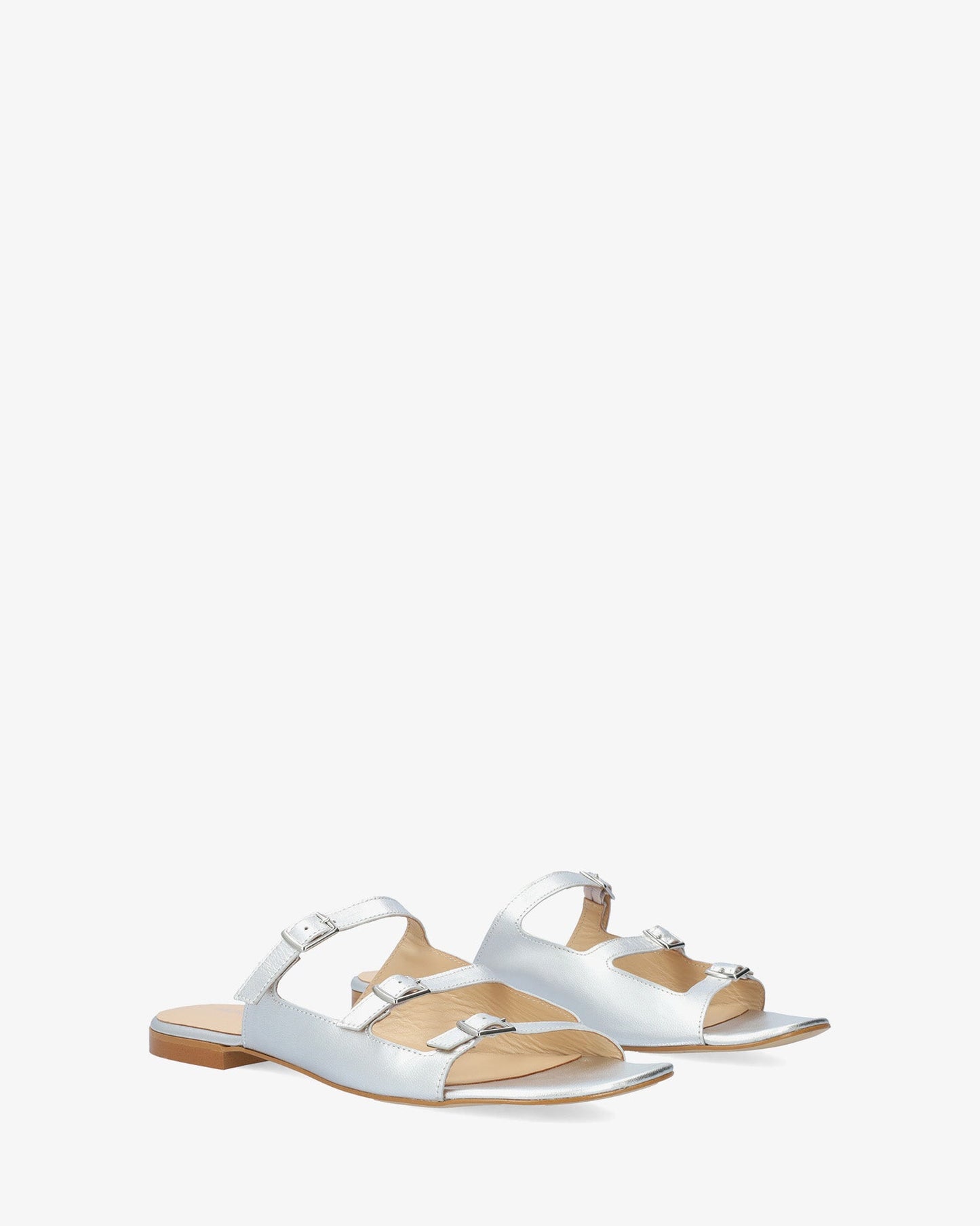 Sandalia plana en piel plata