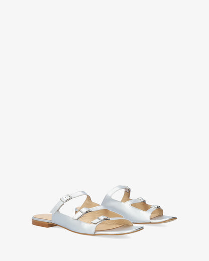 Sandalia plana en piel plata