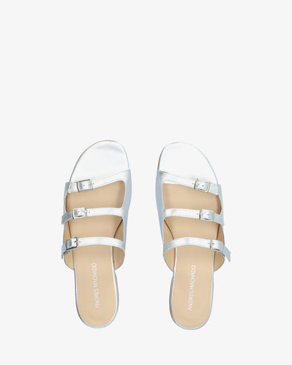 Sandalia plana en piel plata