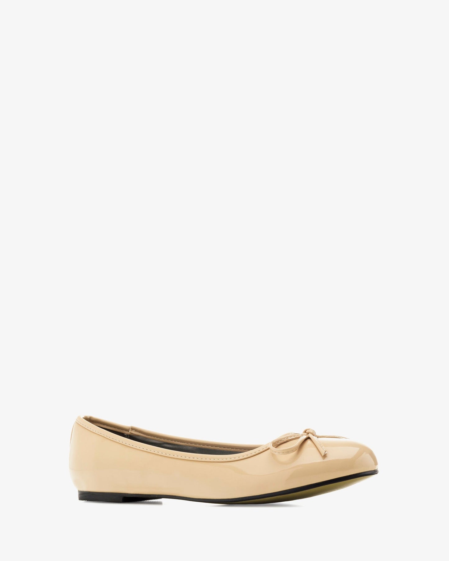 Classic ballerina flat in beige patent leather