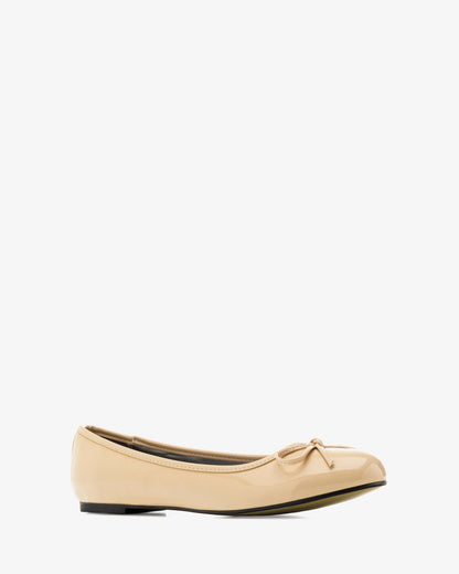 Classic ballerina flat in beige patent leather