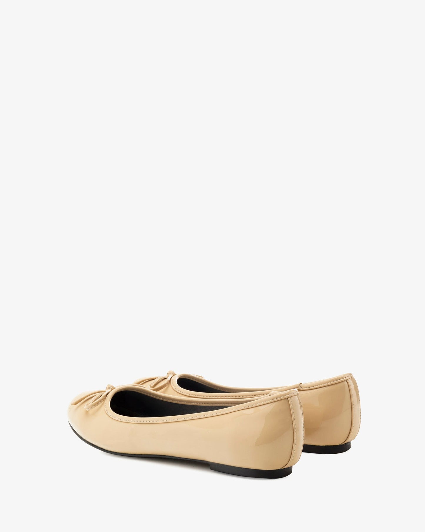 Classic ballerina flat in beige patent leather