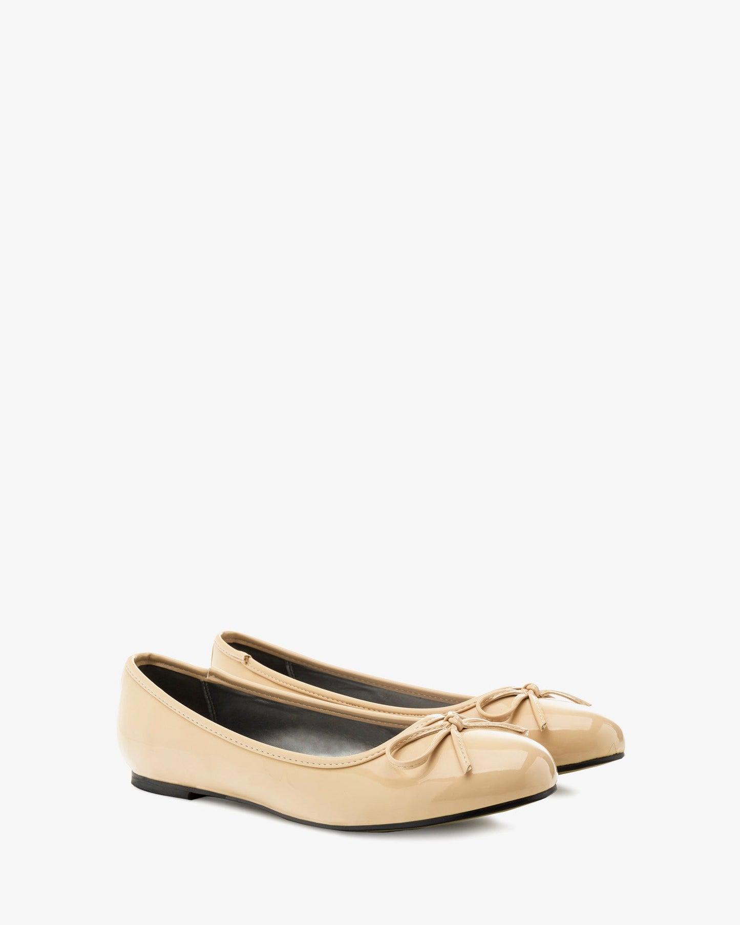 Classic ballerina flat in beige patent leather