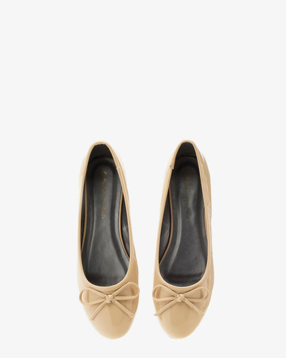 Classic ballerina flat in beige patent leather